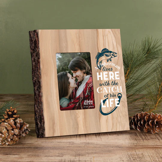 A FISHERMAN LIVES HERE WITH CATCH BARKY PHOTO FRAME (4X6 PHOTO)