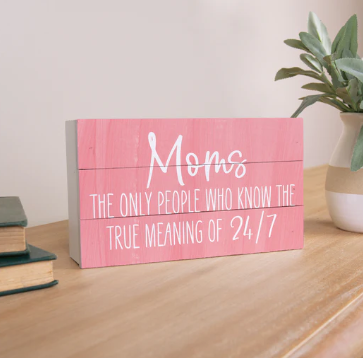 MOMS: THE ONLY PEOPLE WHO KNOW THE TRUE MEANING OF 24/7 TABLETOP PALLET DÉCOR