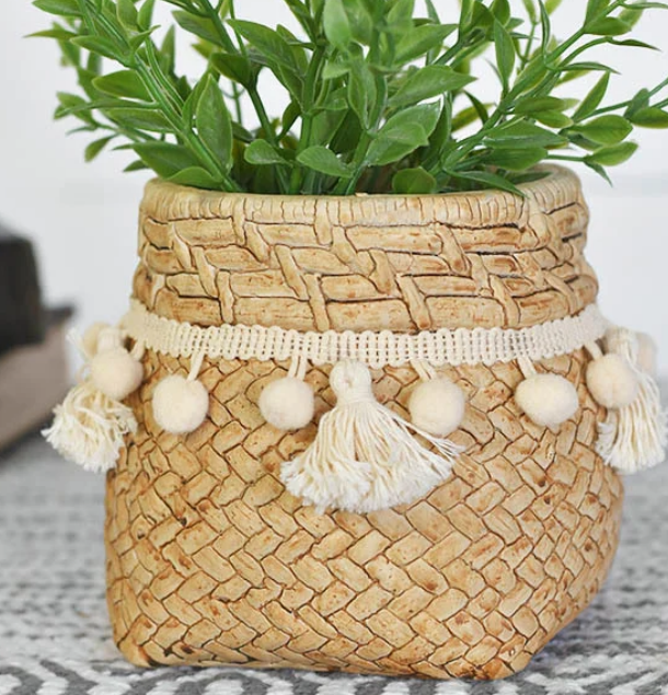 5" CONCRETE PLANTER WITH TASSLES