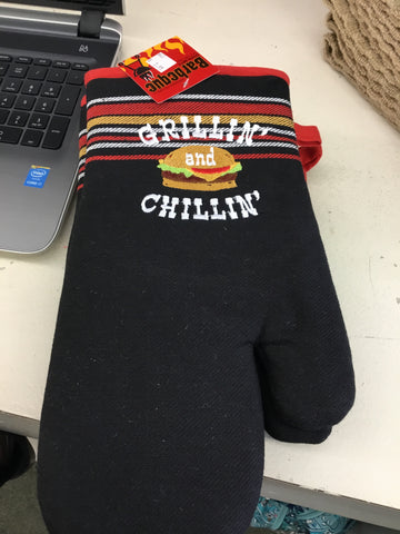Grillin and chillin oven mitt